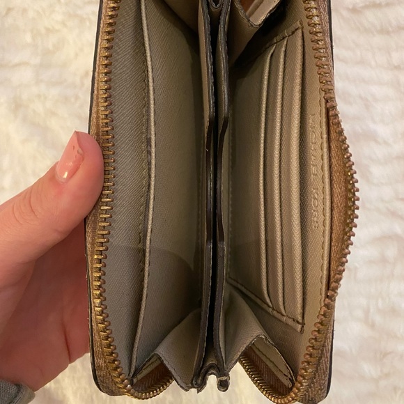 michael kors wristlet (snakeskin) - Picture 3 of 4